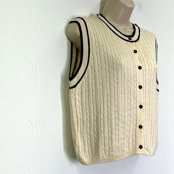 H&M - NWT Cream And Black Cable Knit Button Front Sleeveless Sweater Vest Size L - Picture 3 of 9